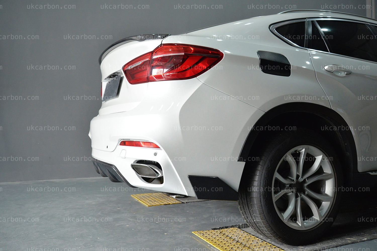 BMW X6 F16 Carbon Fibre M Performance Rear Bumper Body Kit Diffuser by UKCarbon